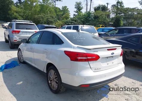 2018 Ford Focus Titanium z USA, uszkodzony, nr VIN 1FADP3J27JL294615